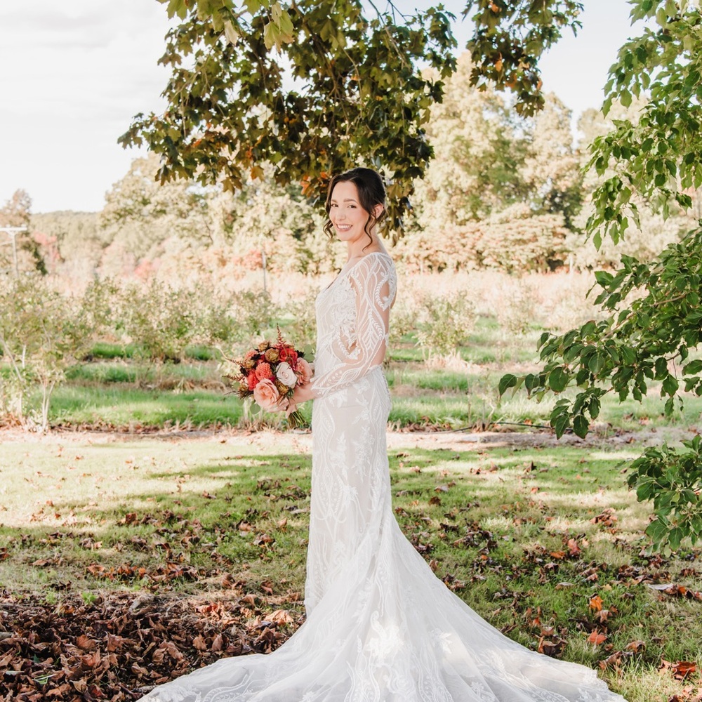 Elegant White Lace Wedding Dress - Picture 6 of 6